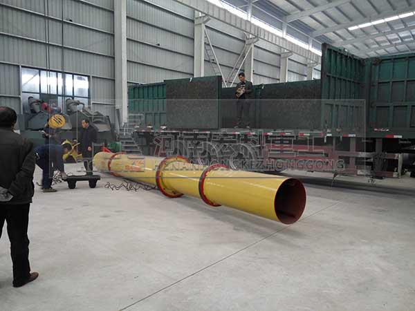 發往河北承德2m&times;8m雞糞烘干機裝貨現場