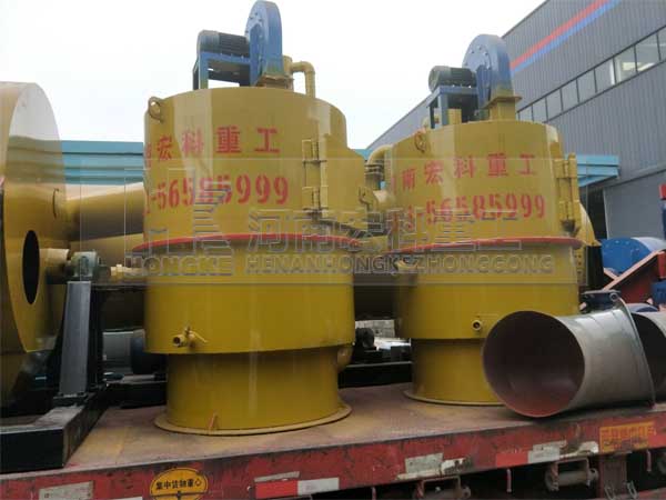 發(fā)往老撾的兩套&Phi;1000&times;7米雞糞烘干機裝貨現(xiàn)場