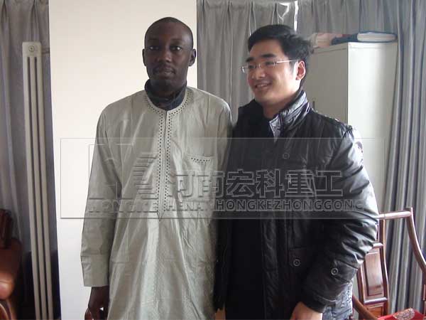 尼日利亞客戶(hù)考察日產(chǎn)200噸的水泥回轉(zhuǎn)窯